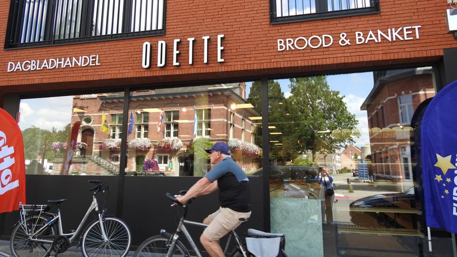 Odette in Malle combineert dagbladhandel met brood- en banketzaak