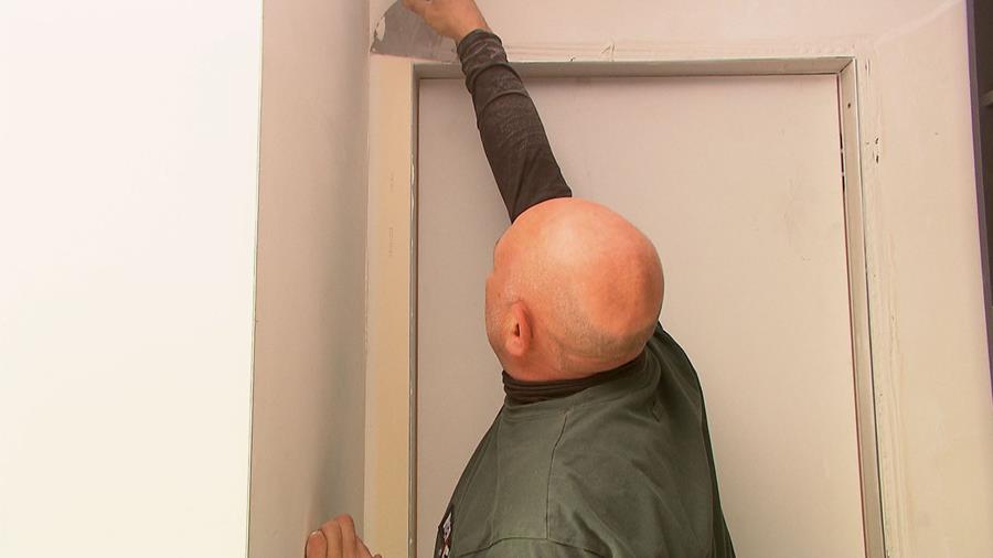 Installer et niveler des portes intérieures invisibles
