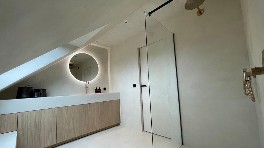 Salle de bains moderne de caractère et dans le souci du détail